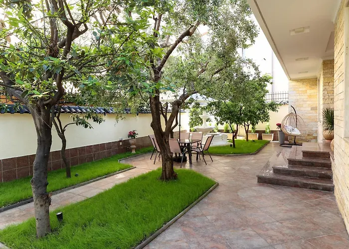 Private With Garden And Comfort - Close To Center טיראנה