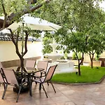 Private With Garden And Comfort - Close To Center *